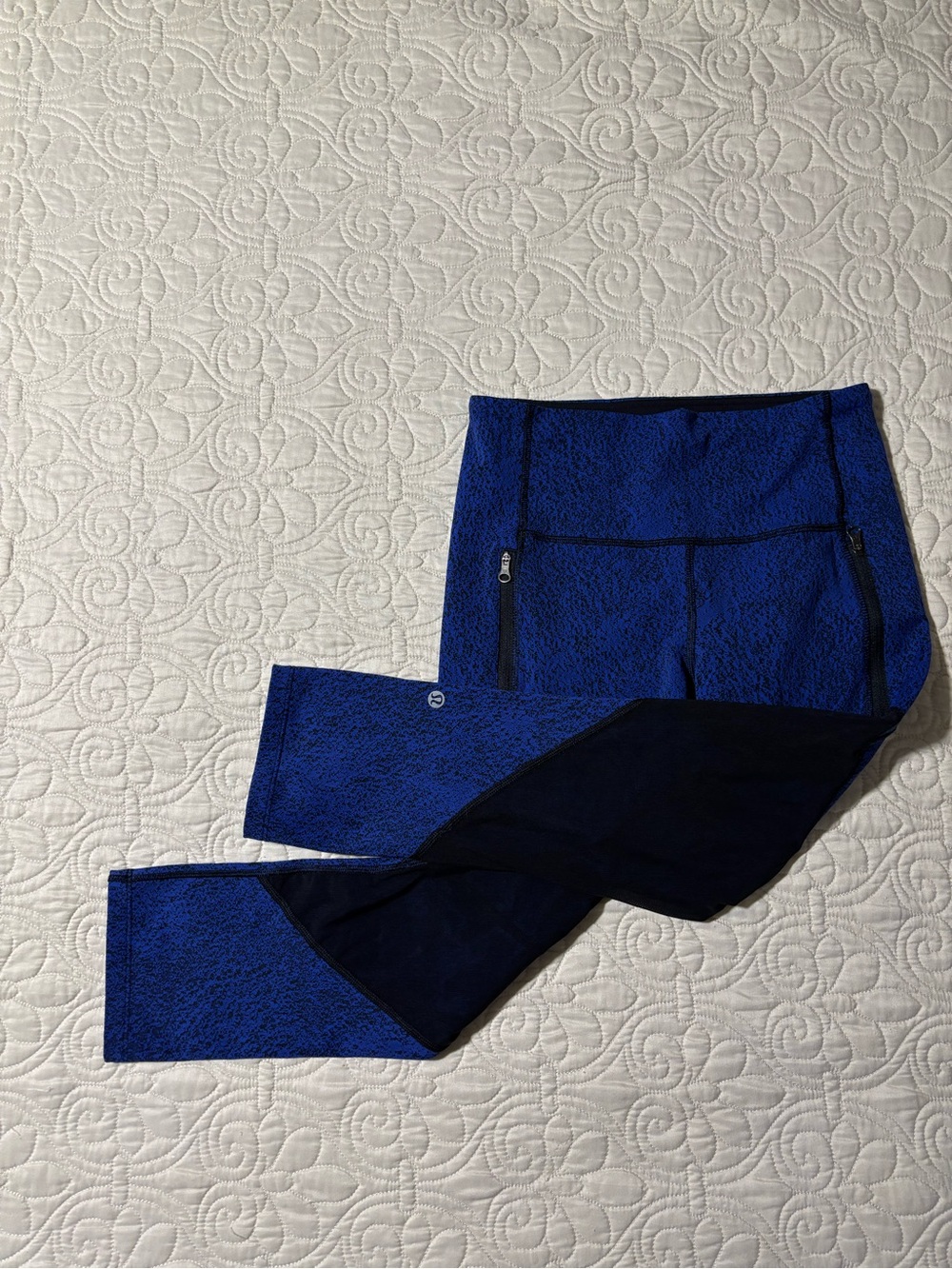 lululemon athletica cropped Blue/Black Leggings with Zipper Pockets and mesh